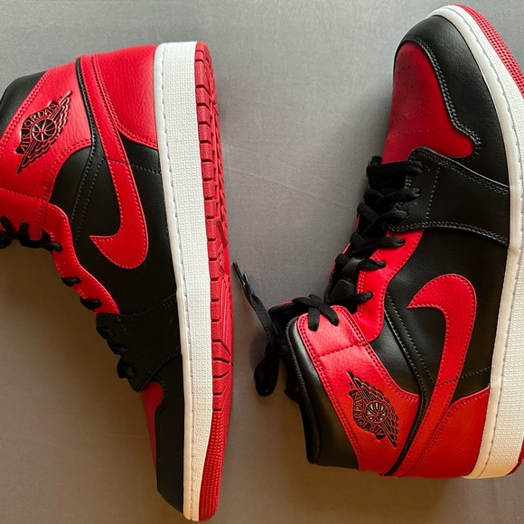 BNIB Nike Air Jordan 1 Reverse Banned Size 14
554724-074 - Picture 2 of 3